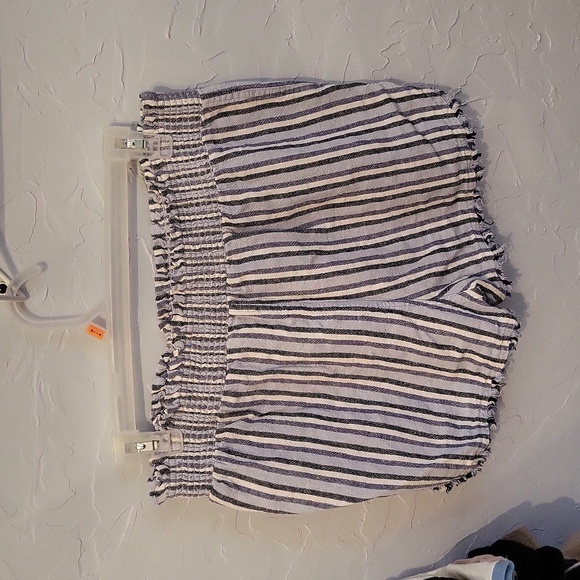 True Craft Linen Shorts - Picture 2 of 5